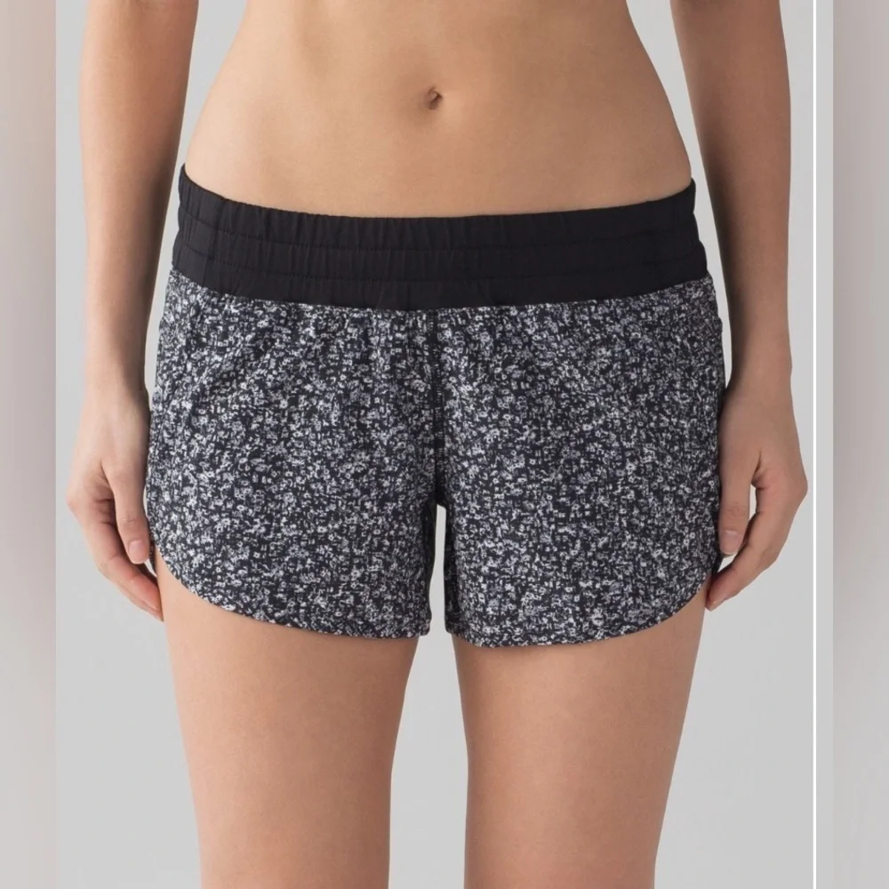 Lululemon Tracker Short IV 4”  Daisy Dust Alpine White Black / Black